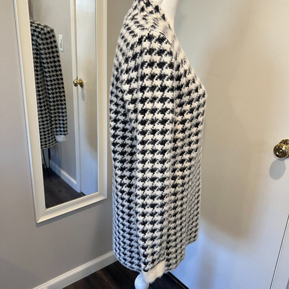 Cyrus Black & Cream Houndstooth Fuzzy Cardigan, Size Small - Picture 8 of 16